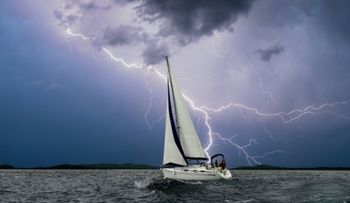 Jak přežít kotvení v bouři bez nehody? Tipy, jak se udržet na kotvě a nebo bezpečně odplout na moře