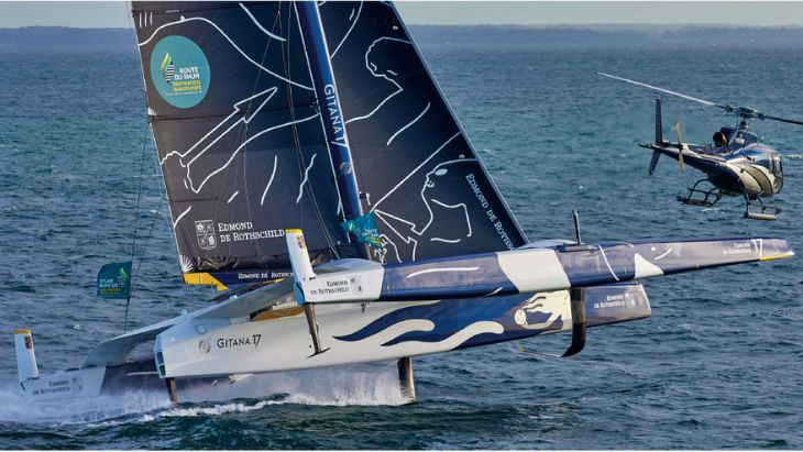 Loď Gitana 17 na startu závodu Route du Rhum