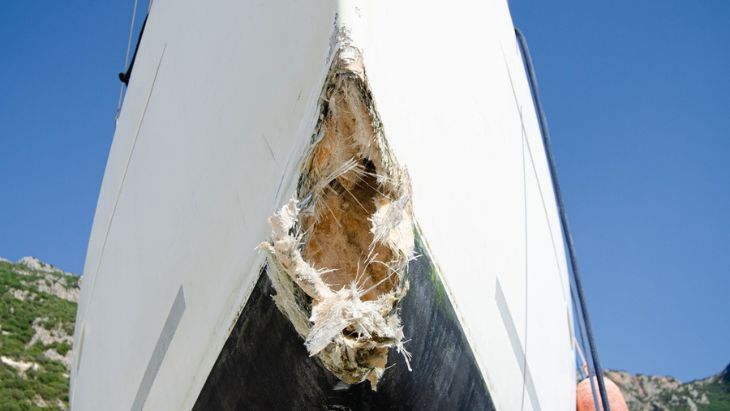 Poškozená příď plachetnice